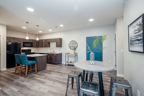 Floor plan for 2 beds, 1 bath, 955 sqft